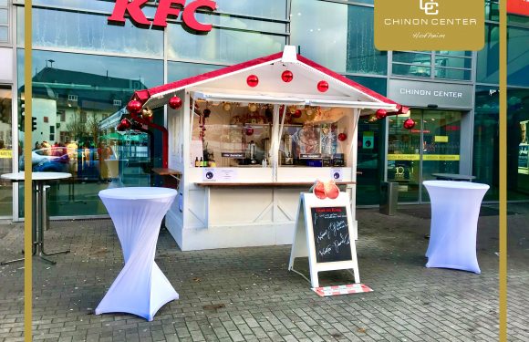 WINTERZAUBER-HÜTTE VOR DEM CHINON CENTER