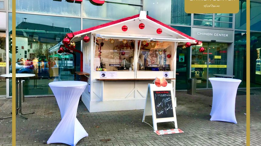 WINTERZAUBER-HÜTTE VOR DEM CHINON CENTER