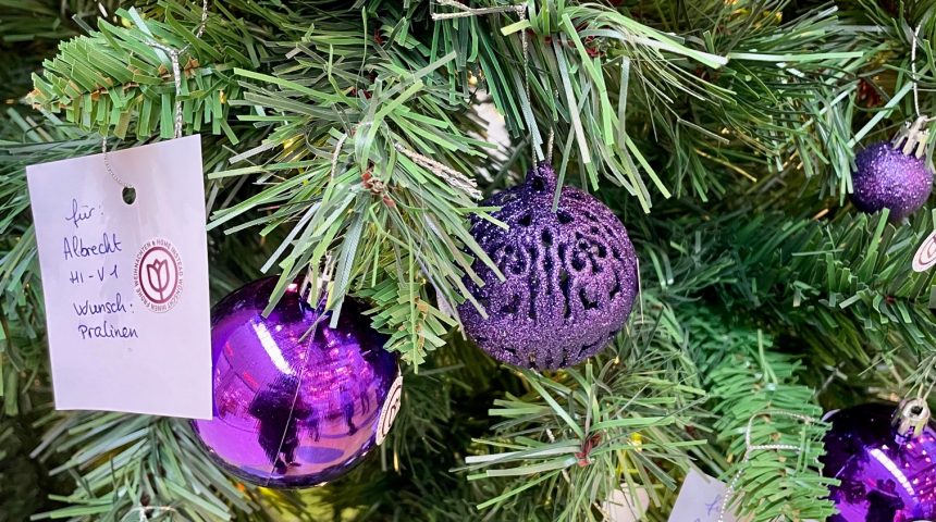 WICHTEL FÜR SENIOREN. BEREITEN SIE HILFE- UND PFLEGEBEDÜRFTIGEN AN WEIHNACHTEN EINE FREUDE WICHTEL FÜR SENIOREN. BEREITEN SIE HILFE- UND PFLEGEBEDÜRFTIGEN AN WEIHNACHTEN EINE FREUDE